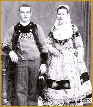 Couple en tenue traditionnelle